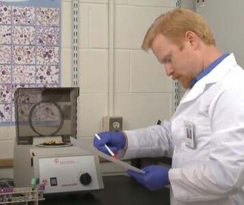 Клиника лечения наркозависимости в Новоалтайске Врач в кабинете клиники