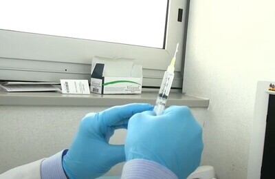 Проведение кодирования Вивитролом в Новоалтайске Шприц с Вивитролом в руках у врача